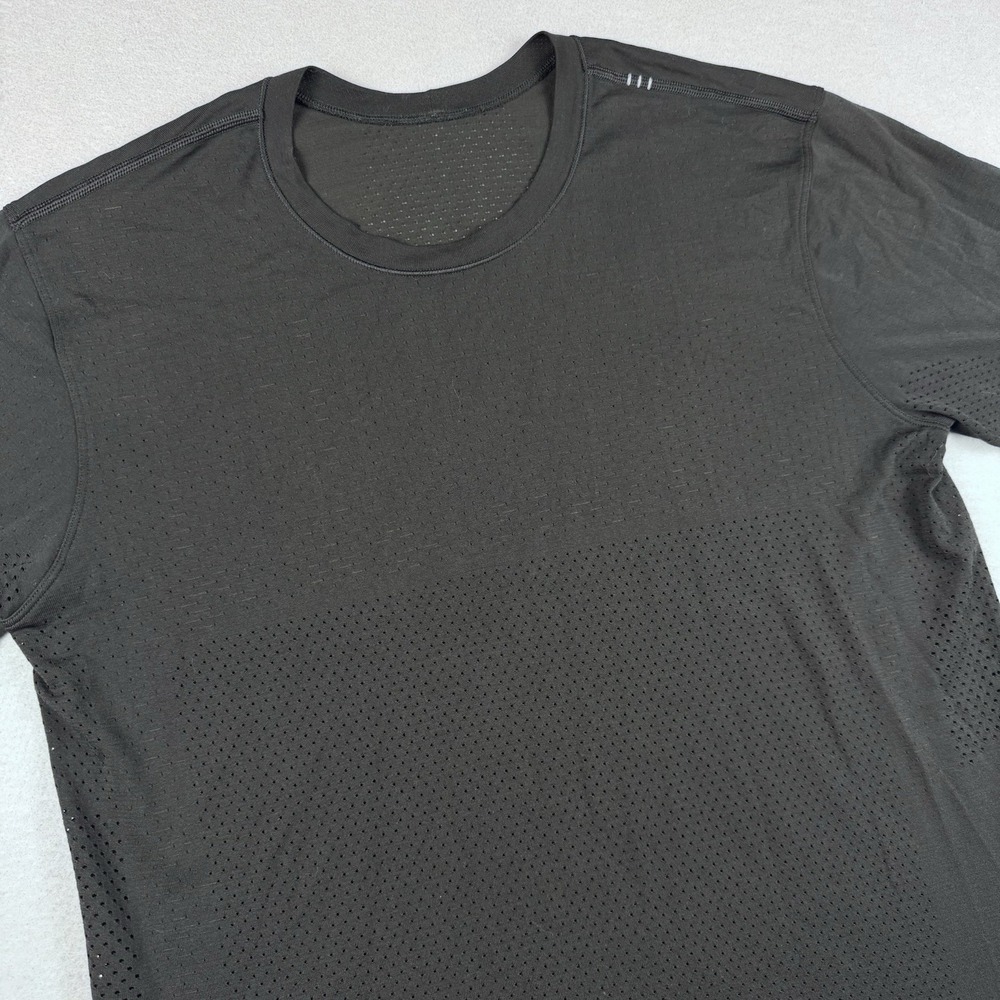 Lululemon Metal Vent Tech Performance T-Shirt Men M Black Gym Short Sleeve
